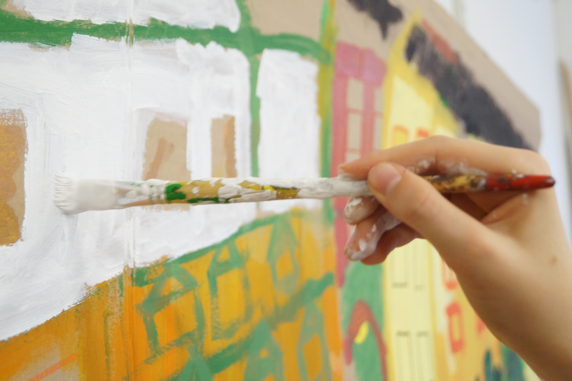Hände beim Malen – künstlerischer Ausdruck im Zauberland