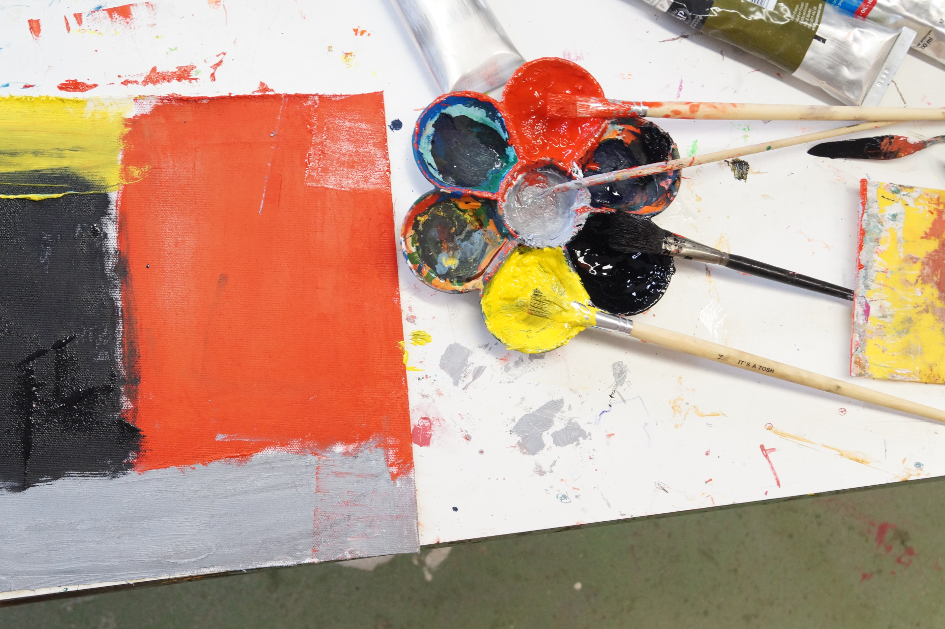 Arbeitssituation im Atelier – künstlerischer Raum für Kinder